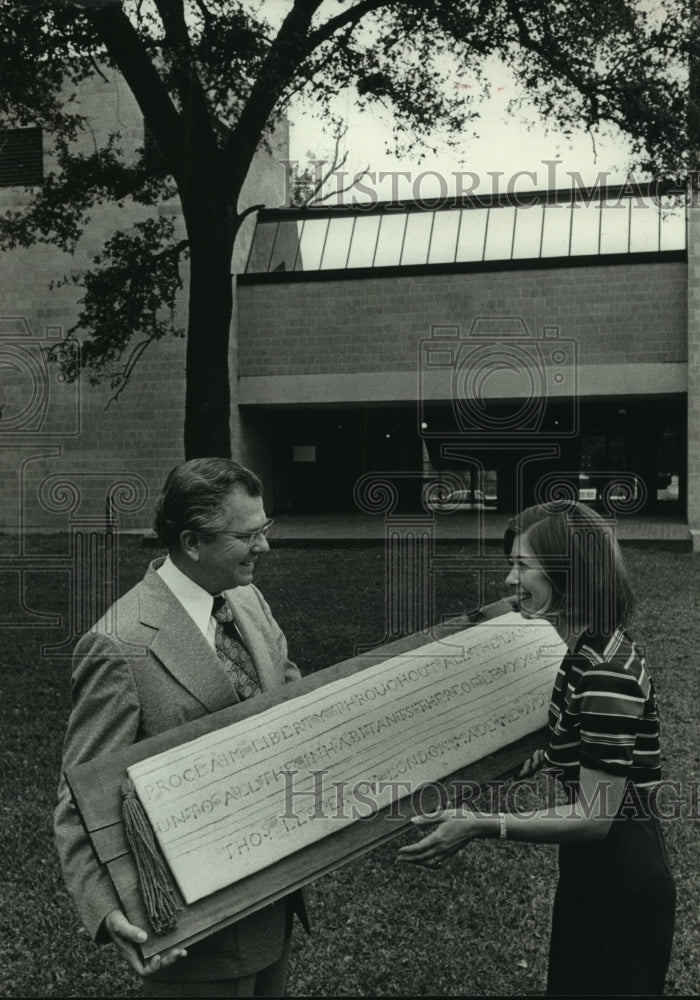 1975 Press Photo Charles Fisher &amp; Sandra Pickett hold plaque in Liberty, Texas - Historic Images