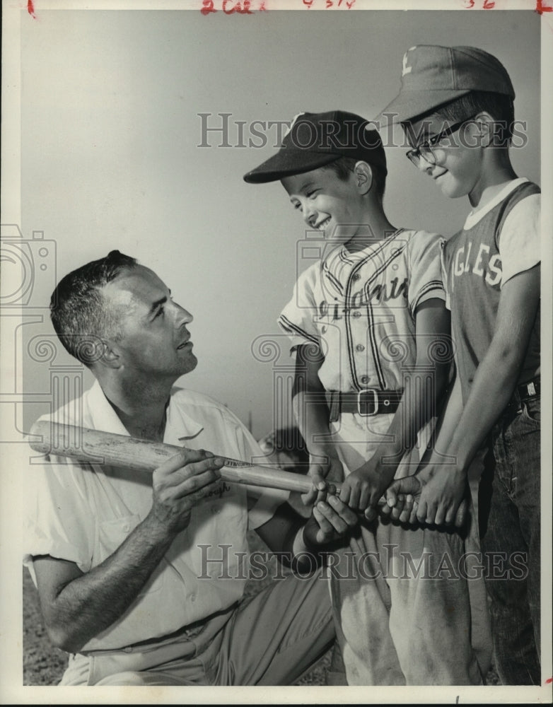 1960 Press Photo William Gough instructs sons Rip and Bob with bat in Houston - Historic Images