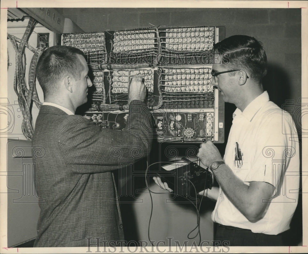 1961 Press Photo Electronics Board Work at Lamar State College of Technology - Historic Images
