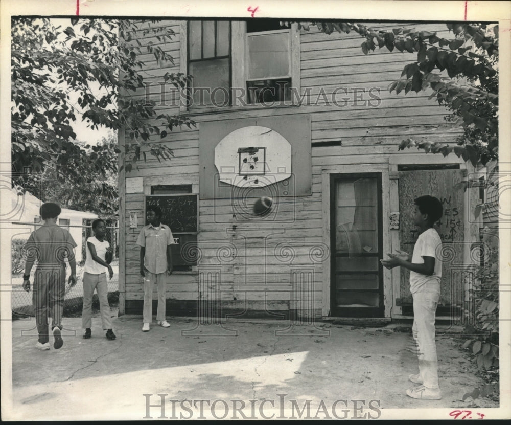 1971 Press Photo Kids toss football outside Leavesly Education Center - Historic Images