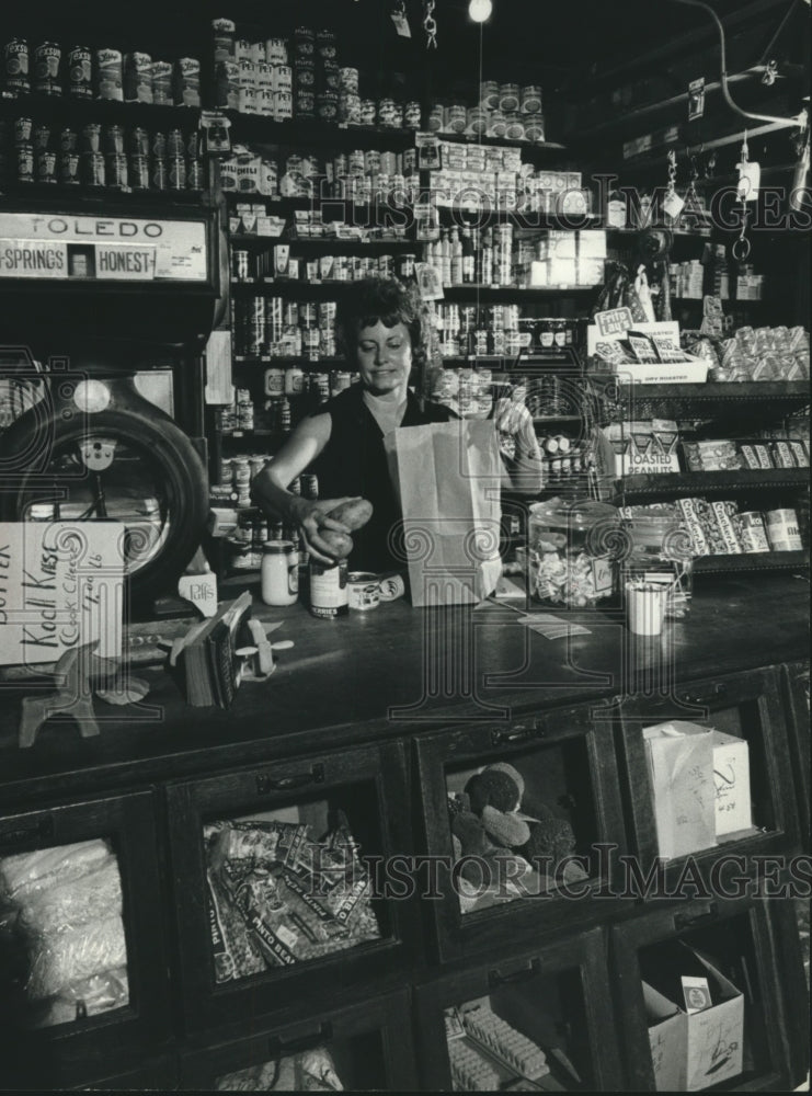 1971 Press Photo Mrs. Joe Ridner works in store in Luckenbach, Texas - hca39963 - Historic Images