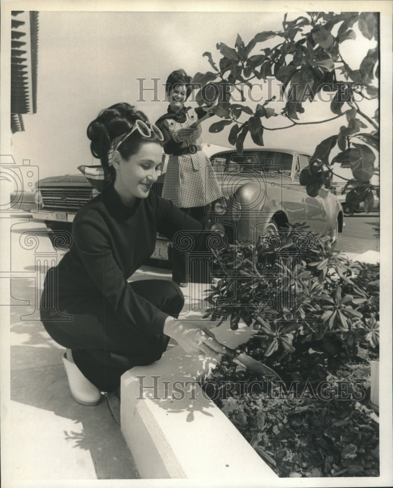 1970 Press Photo Sidney Ladin and daughter Lynn of Lee's Landscapes at work - Historic Images