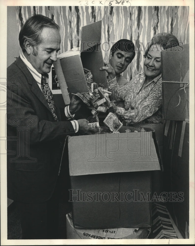 1971 Press Photo Houston Kidney Foundation members send coupons to General Mills - Historic Images