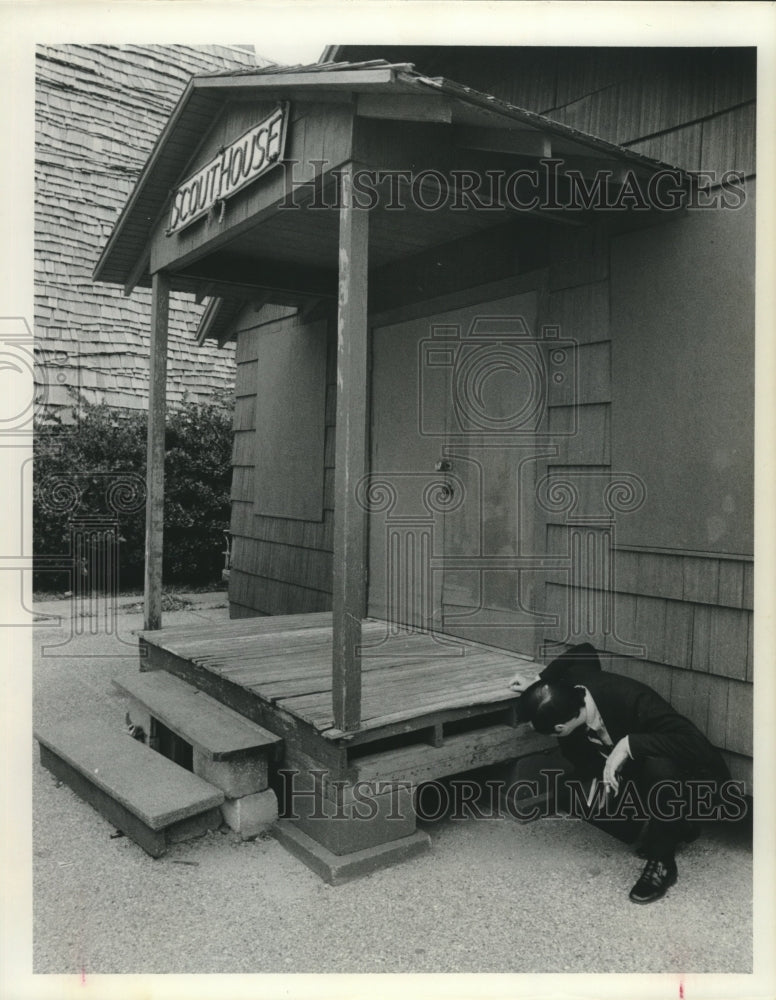 1974 Press Photo Official looks under house where ransom money found in Houston - Historic Images