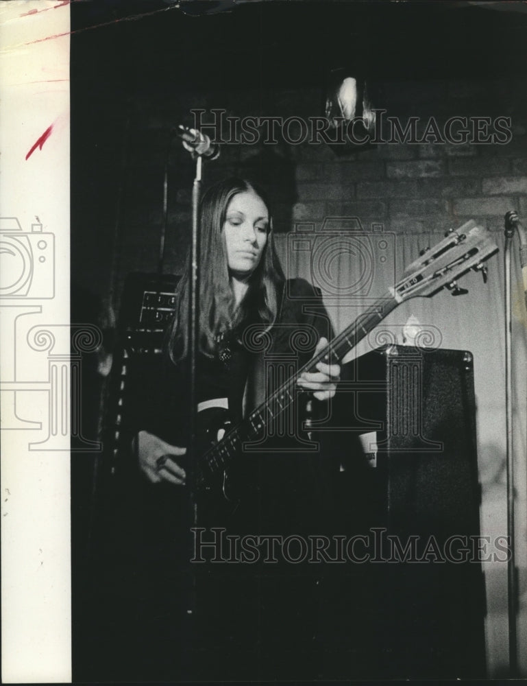 1974 Press Photo Bass guitarist Ginny Sehrt of music group "Lady" - hca40291 - Historic Images