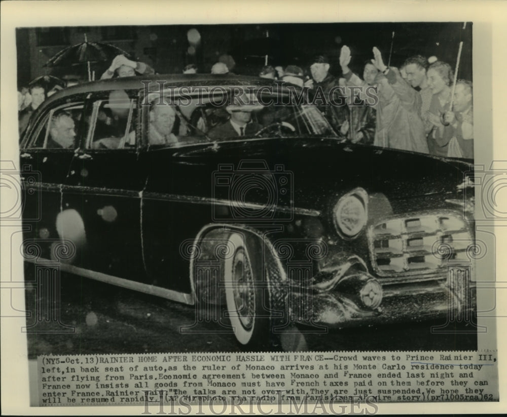 1962 Press Photo Crowd waves as Prince Rainier&#39;s car passes; Monte Carlo - Historic Images