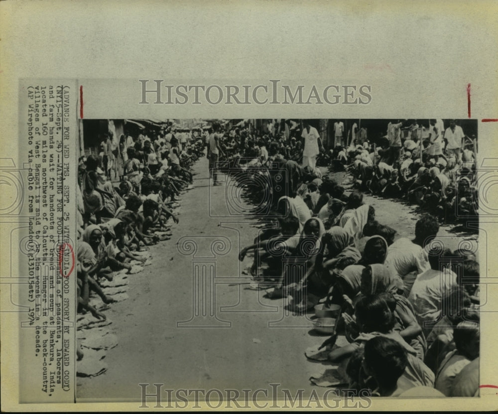 1974 Press Photo Crowds wait for food at Bankura, India - hca40400 - Historic Images