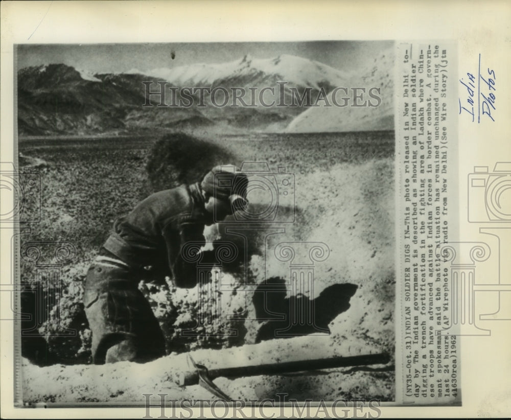 1962 Press Photo Indian soldier digs trench at Ladakh against Chinese troops - Historic Images