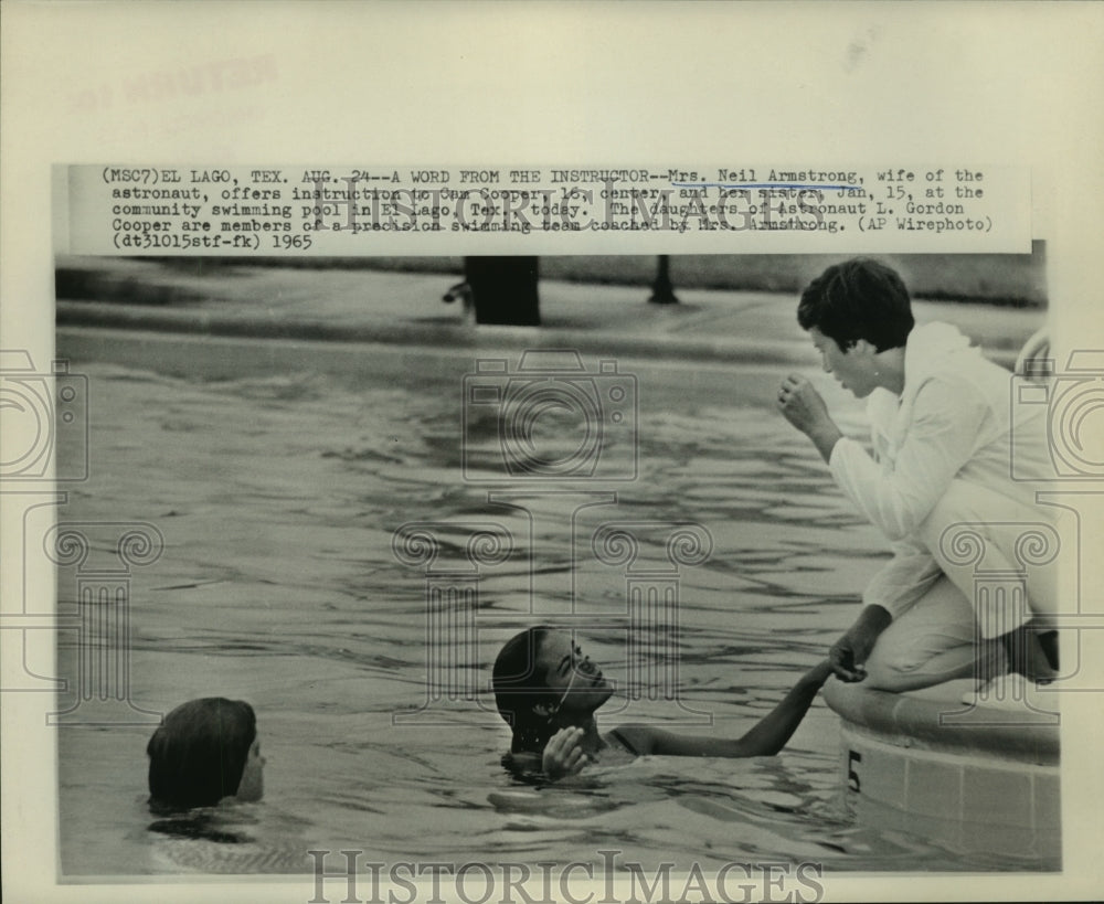 1965 Press Photo Swim coach Jan Armstrong instructs Cam and Jan Cooper; Texas - Historic Images