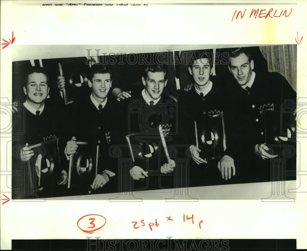 1963 Members of Kingsmen hold Louie, Louie records - Historic Images