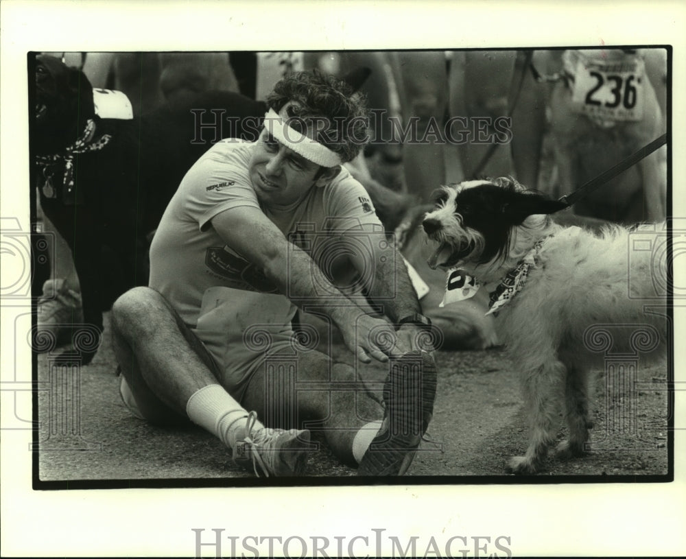 1985 Press Photo A runner and his dog prepare for the K-9 Fun Run in Houston- Historic Images