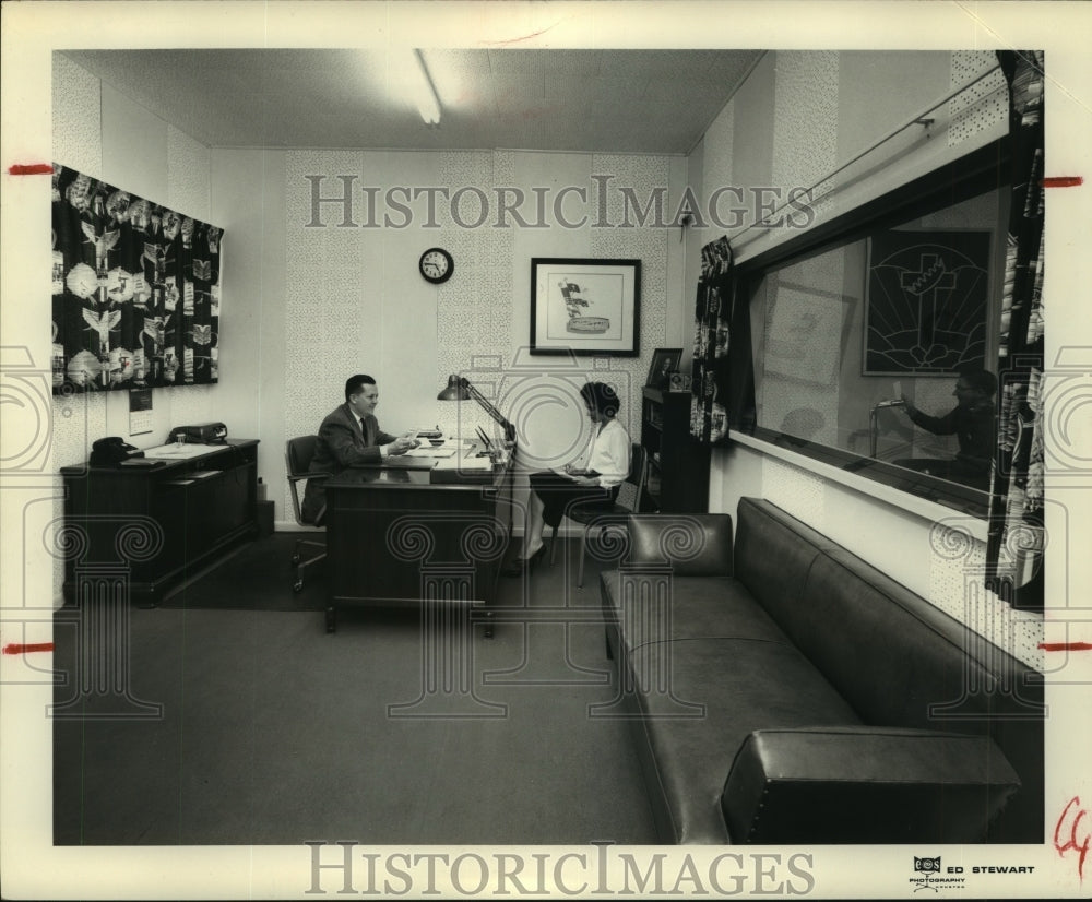 1962 Press Photo Douglas & Marilyn Ford at KHCB-FM station office in Houston - Historic Images