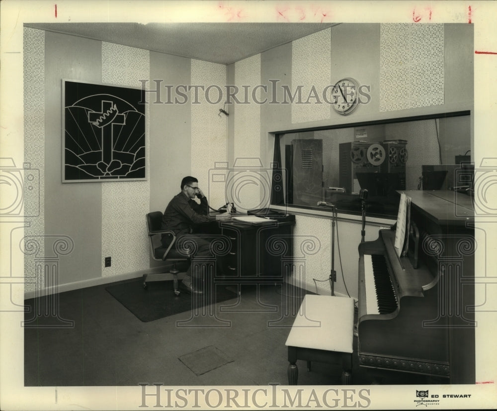 1962 Press Photo A. C. Underwood on phone in KHCB-FM radio station studio - Historic Images