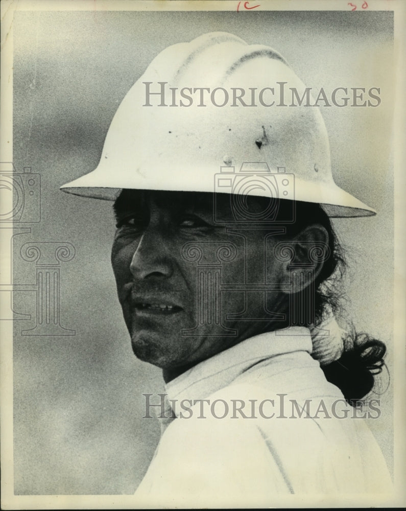 1968 Press Photo Kee Houston, Orthodox Navajo Indian at work in hard hat - Historic Images