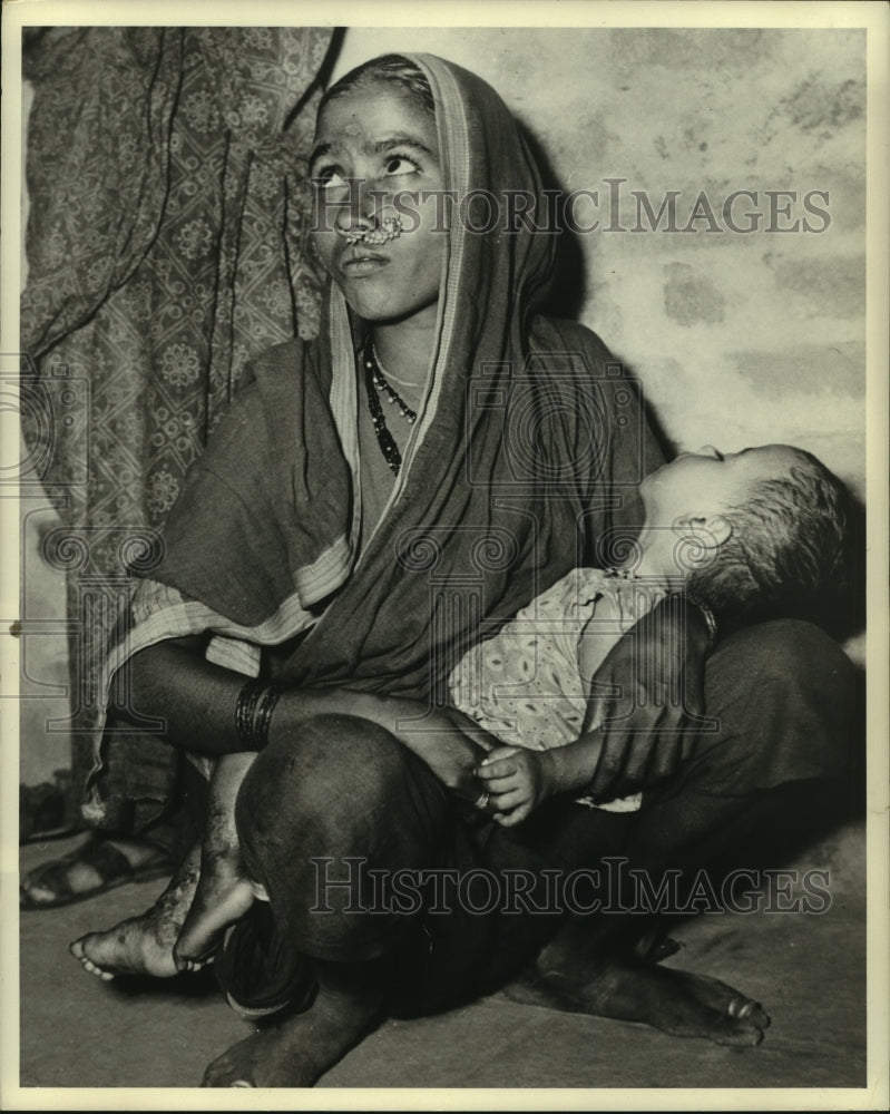 1970 Press Photo Woman holds young child in India - hca40875 - Historic Images