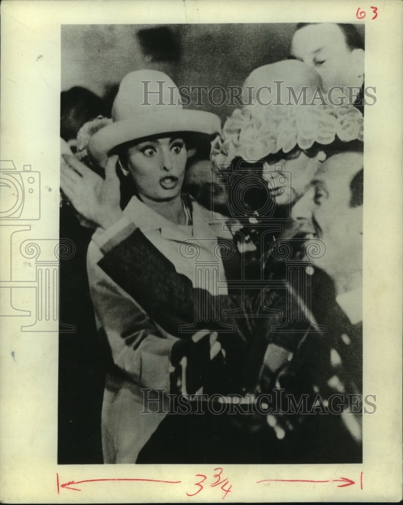 1966 Press Photo Actress Sophia Loren tongue lashes a photographer - hca40927 - Historic Images
