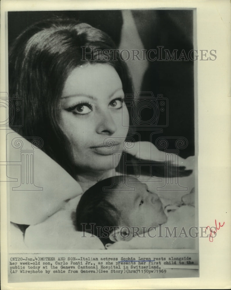 1969 Press Photo Actress Sophia Loren rests in hospital with son, Carlo Ponti Jr - Historic Images