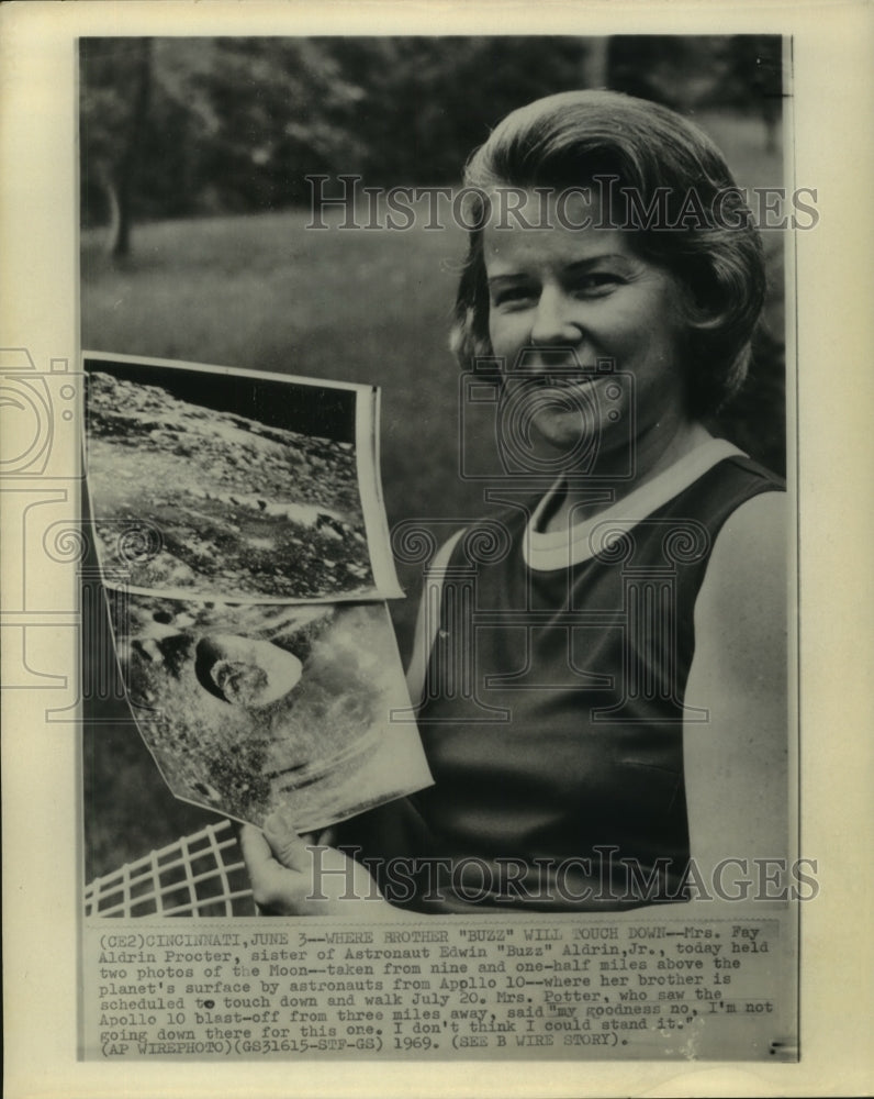 1969 Press Photo Fay Aldrin Procter holds moon photos in Cincinnati - hca41138-Historic Images