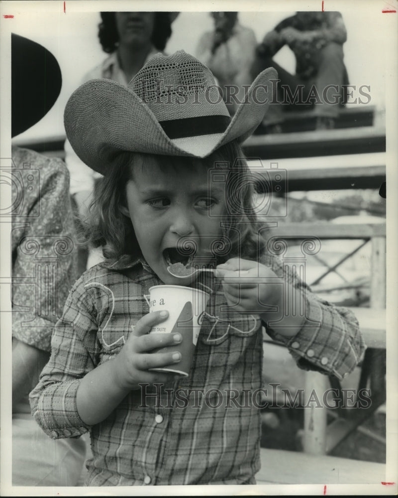 1962 Press Photo Sherry Lynn Steel eats icy at Harris Co TX Mounted Posse show - Historic Images