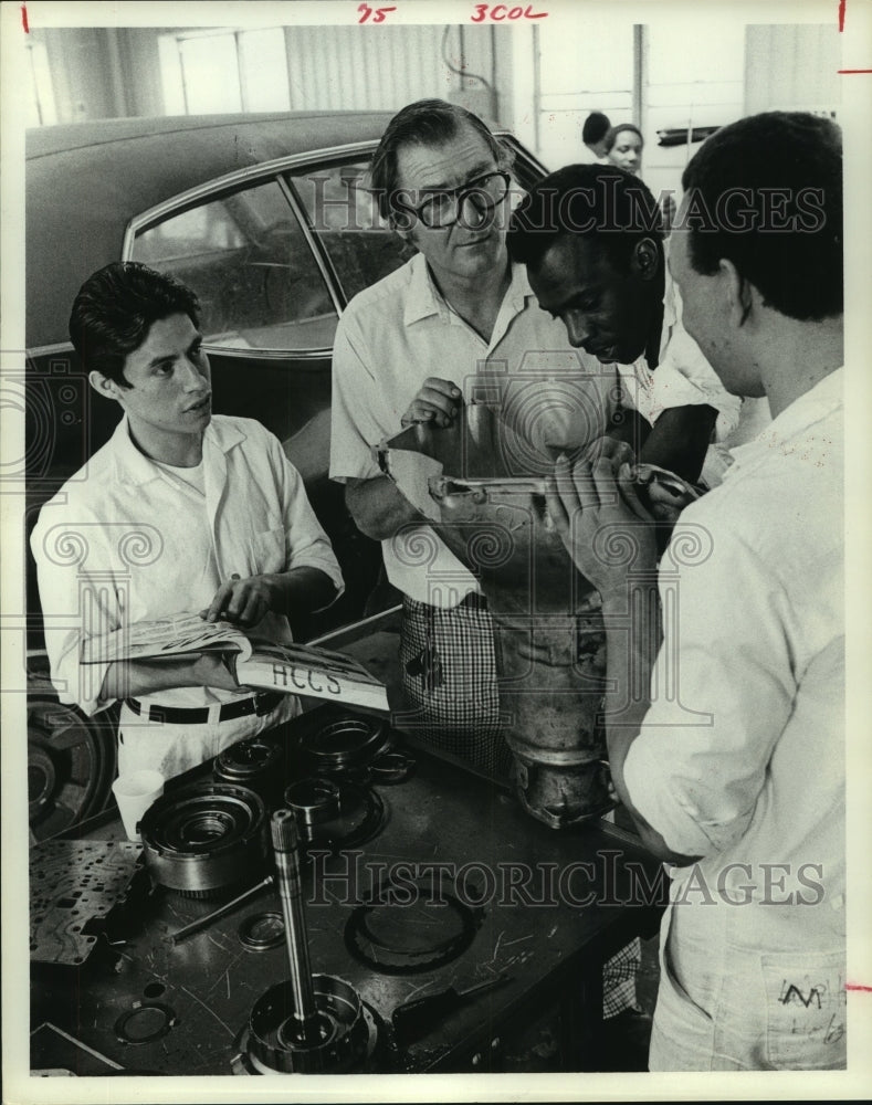 1974 Houston Community College auto mechanics class get lesson - Historic Images