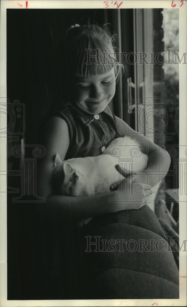 1971 Press Photo Sherry Abshire of Houston, smiles as she holds cat in her arms - Historic Images