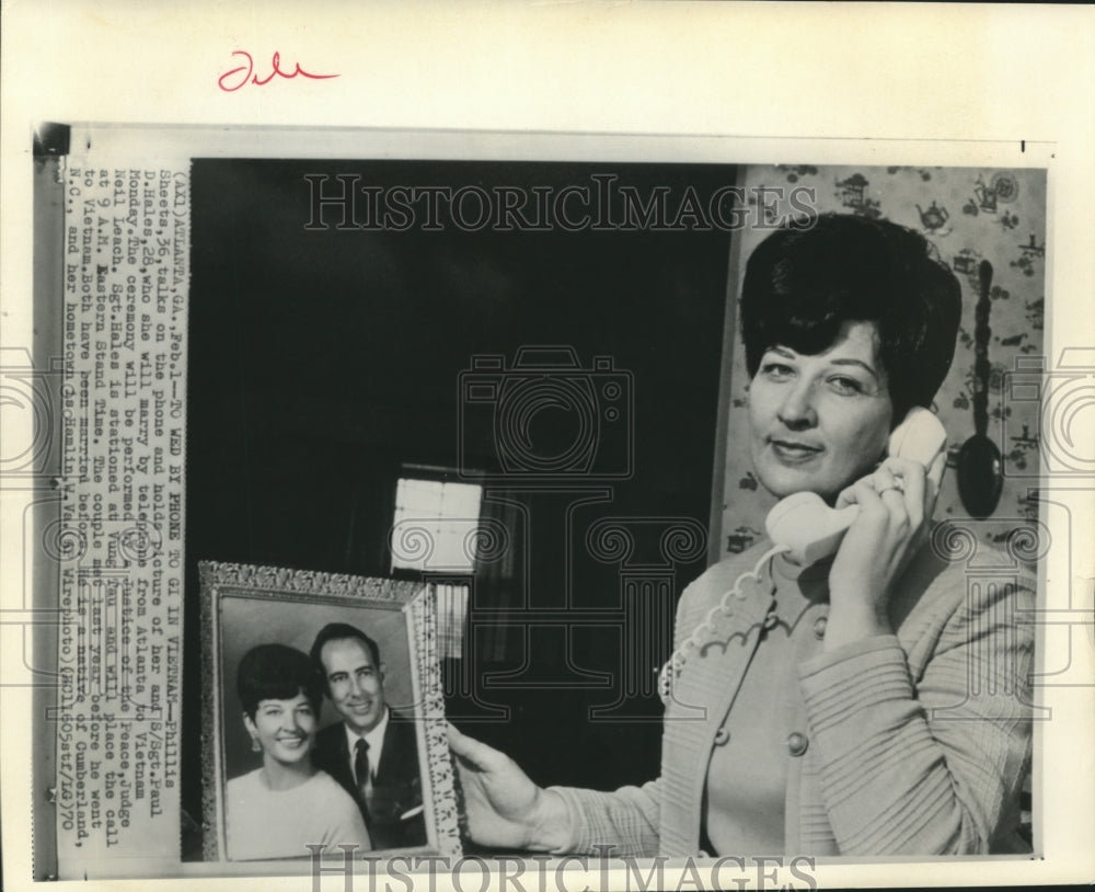 1970 Press Photo Phillis Sheets &amp; Paul Hales on phone; to marry over phone in GA - Historic Images