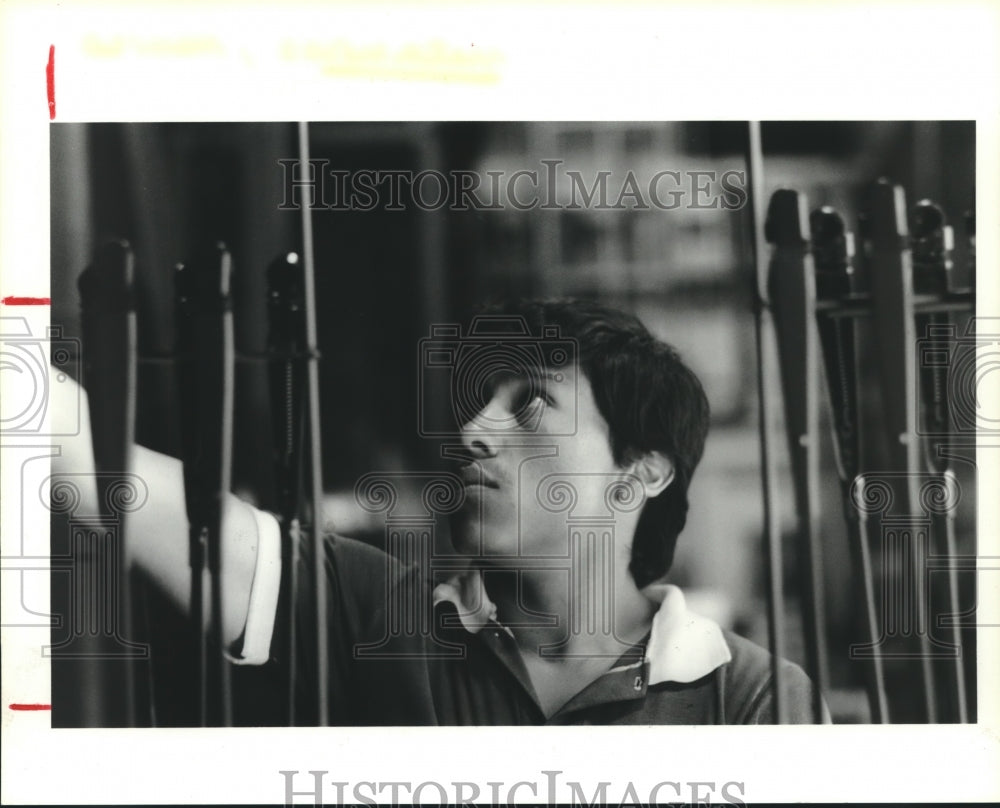 1988 Press Photo Jose Alonzo works at Trico plant in Matamoros, Mexico - Historic Images