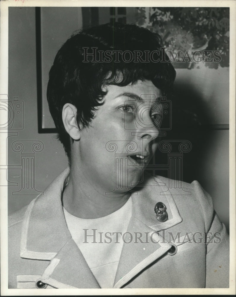 1971 Press Photo Billie Michka with Merchant Park Bank in Houston - Historic Images