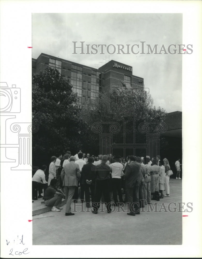 Press Photo Businessmen outside Houston Marriott while fireman fought fire - Historic Images