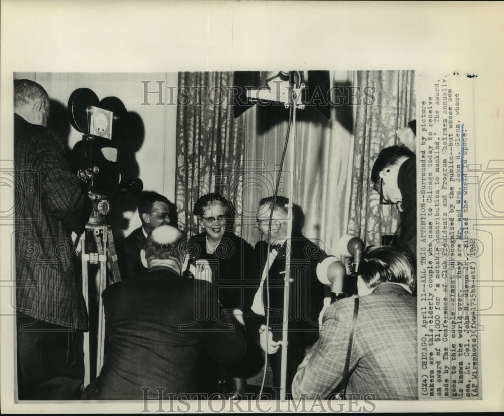 1962 Press Photo Mr. &amp; Mrs. John Glenn, Sr receive award in Chicago - hca43502 - Historic Images