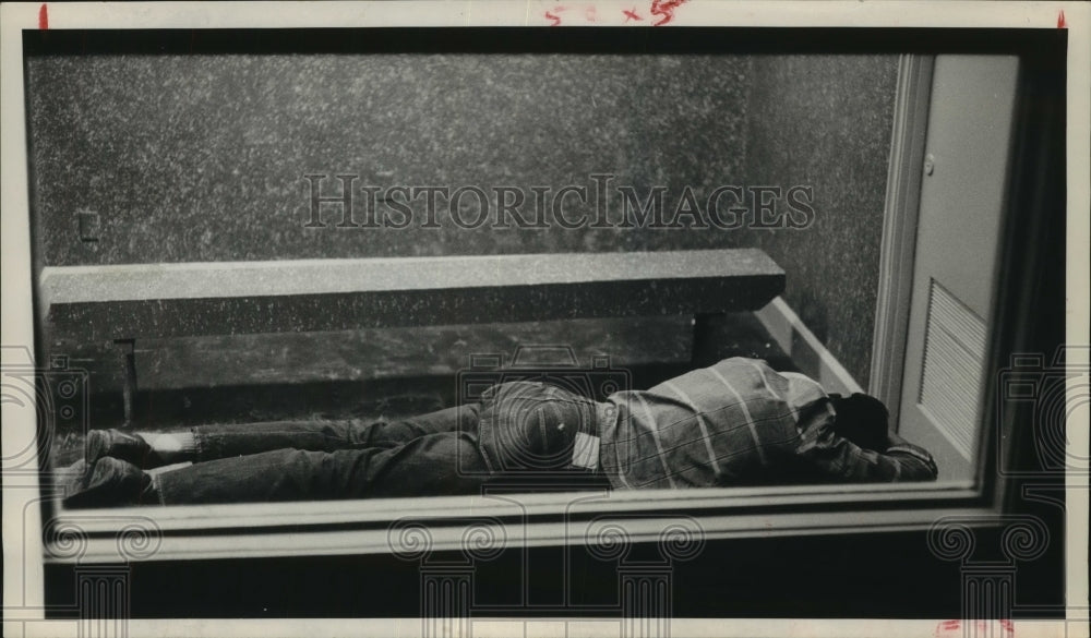 1961 Press Photo Houston juvenile sleeps in holding cell, awaiting questioning - Historic Images