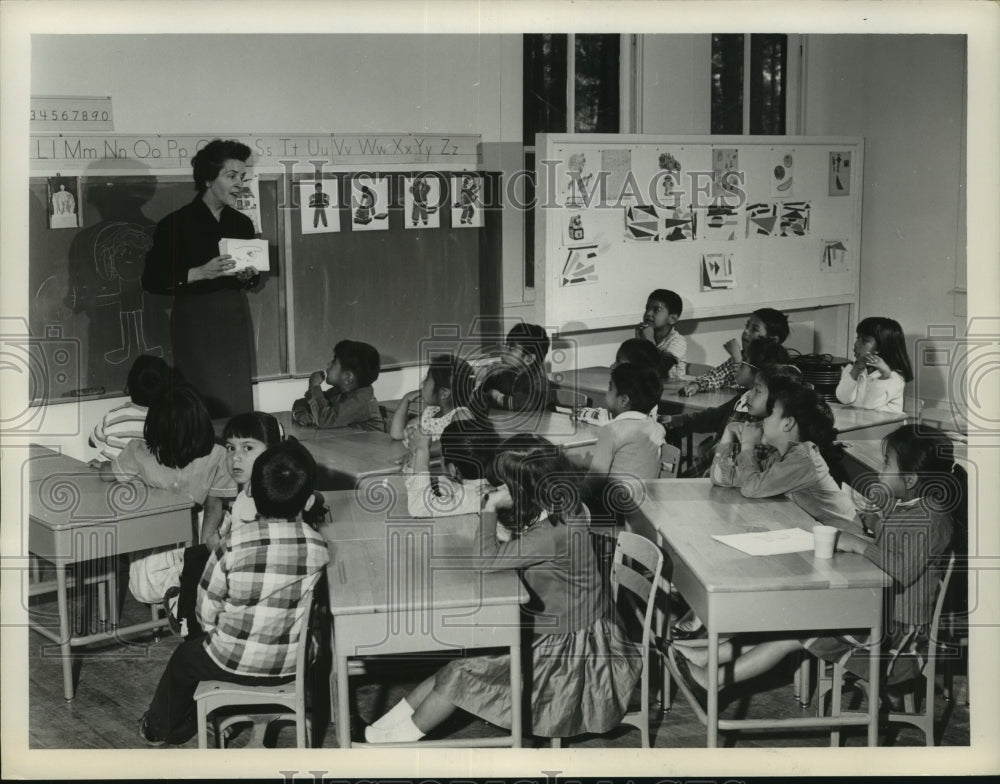 1961 Press Photo Virginia Baxley teaching in Alabama-Coushatta Texas classroom - Historic Images