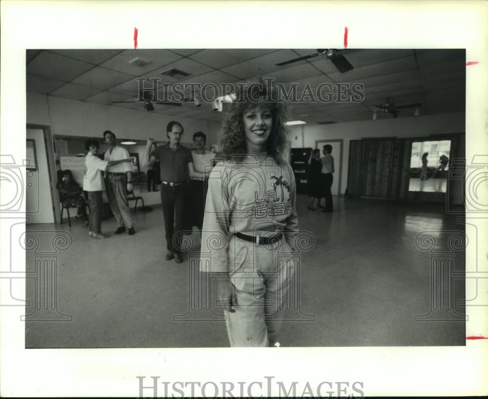 1990 Press Photo Mary Goodrich does accounting work and teaches dancing nights - Historic Images