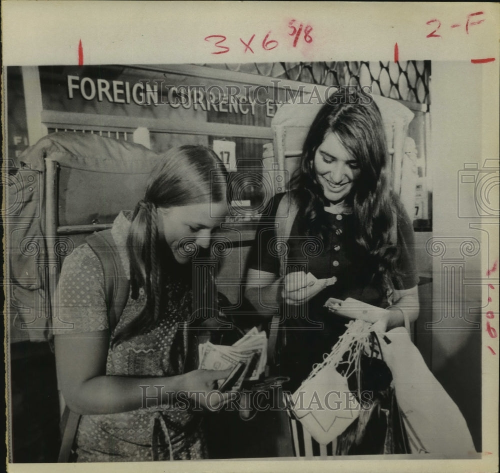 1971 Press Photo Susie Drucker, Diane Erpelding Exchange Currency at Airport - Historic Images