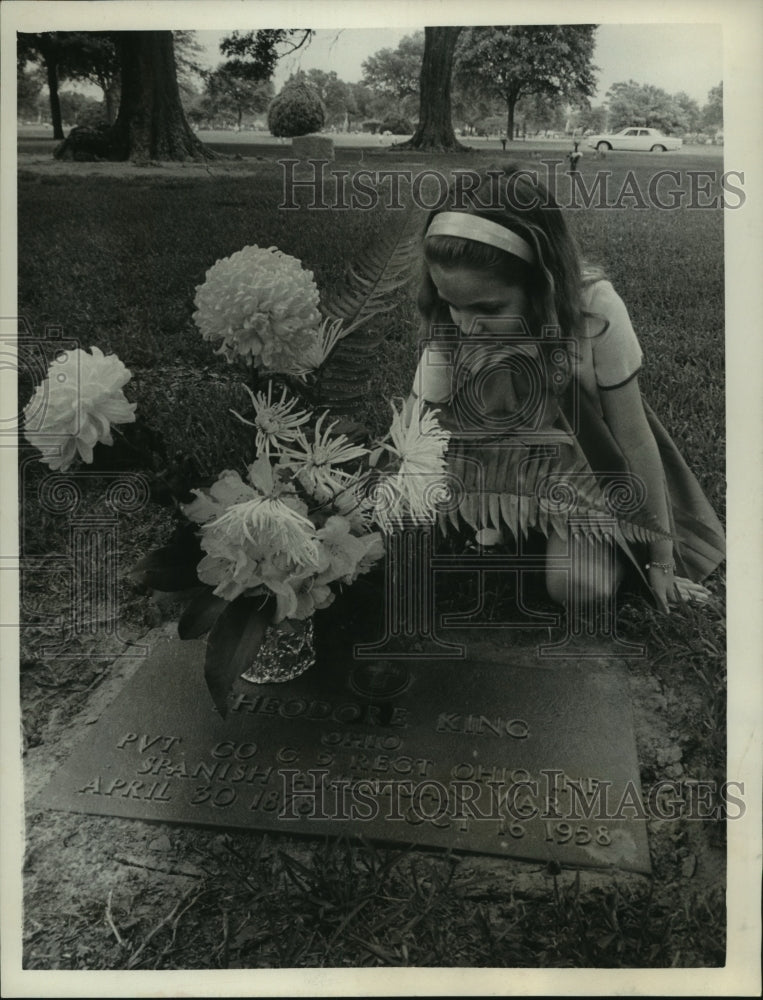 1964 Press Photo Becky Dotson puts flowers on grave on Memorial Day in Houston - Historic Images