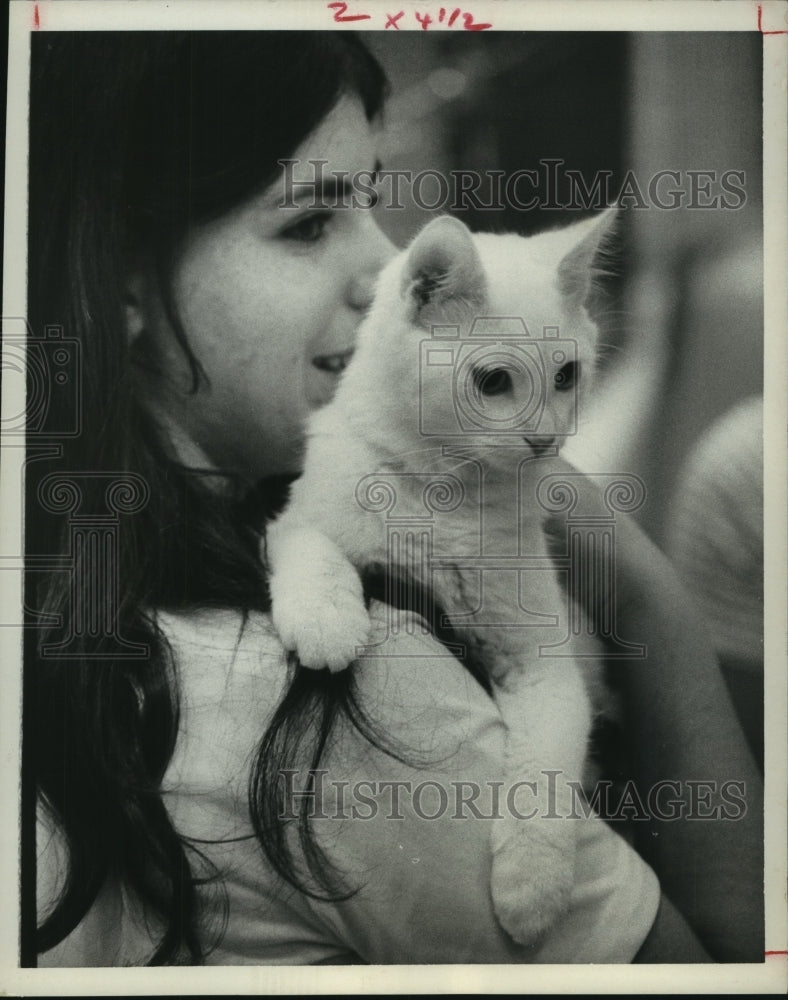 1971 Karen Sue Hooper with cat at Bayou City Cat Show, Houston - Historic Images