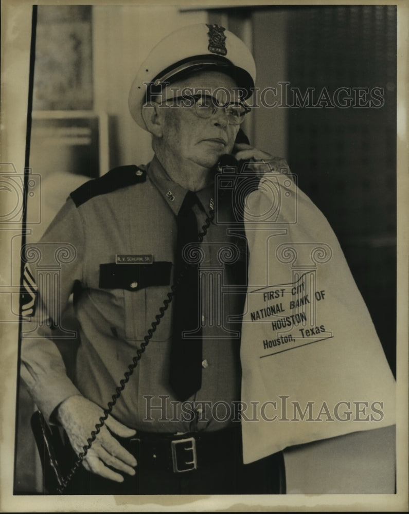 1967 Press Photo Sergeant R. V. Schorm at Meyerland State Bank after robbery-Historic Images