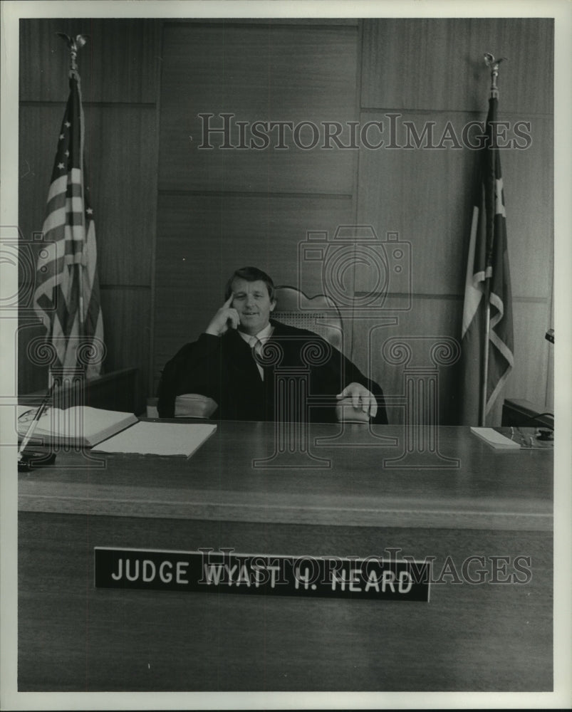 1973 Press Photo Harris County Judge Wyatt H. Heard in Houston courtroom - Historic Images