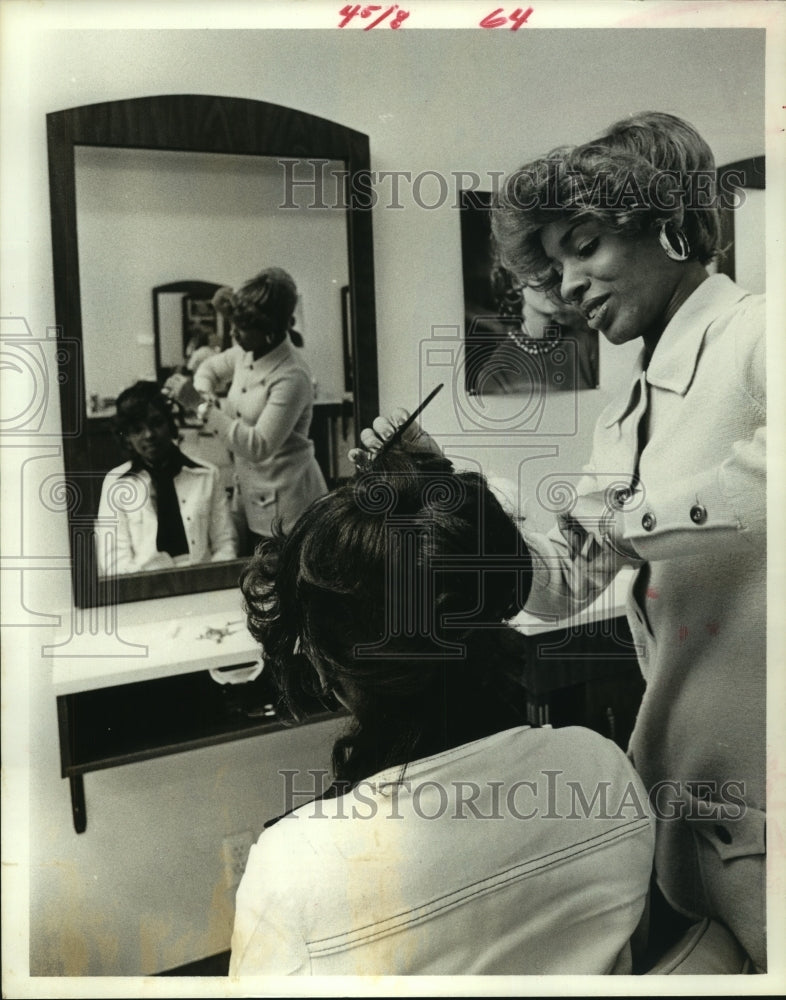 1974 Press Photo Hair Stylist Jean Todd curls Floris Perry&#39;s hair in Houston - Historic Images