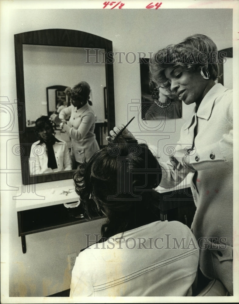 1974 Press Photo Hair Stylist Jean Todd curls Floris Perry's hair in Houston - Historic Images