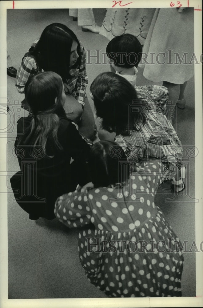 1973 Girls chat at Beth Am meeting in Houston - Historic Images
