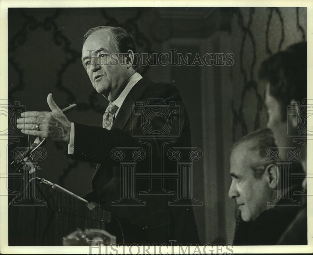 1972 Press Photo Senator Marvin Mandel speaks at Governors Conference, Houston-Historic Images