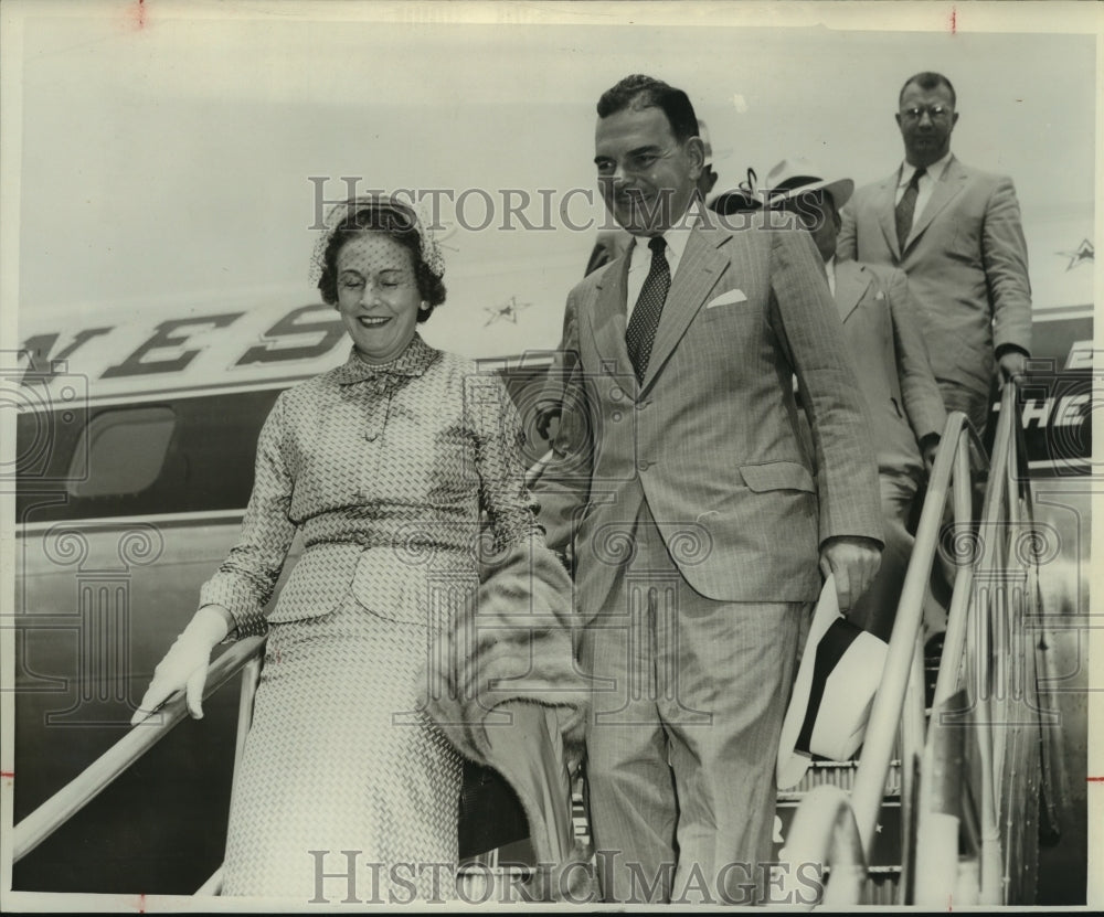 1952 Gov. Tom Dewey &amp; wife arrive at Governor&#39;s Conference in TX - Historic Images