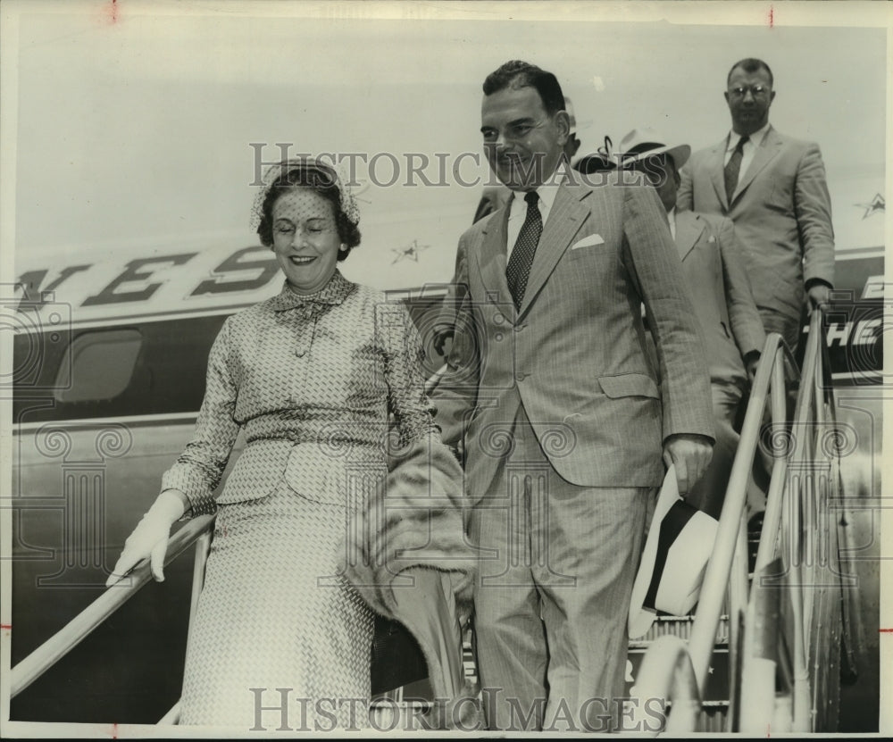 1952 Gov. Tom Dewey & wife arrive at Governor's Conference in TX - Historic Images