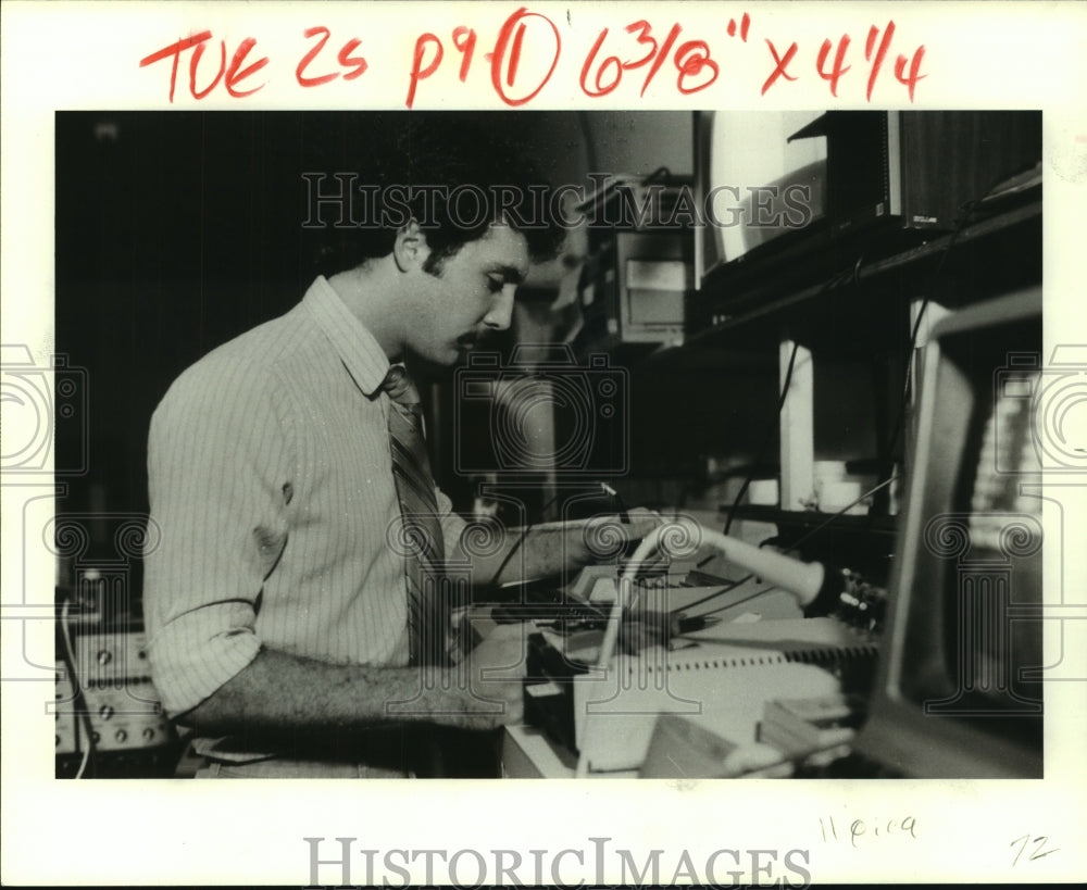 1984 Press Photo Computer technician, James Falke at work - hca45447 - Historic Images