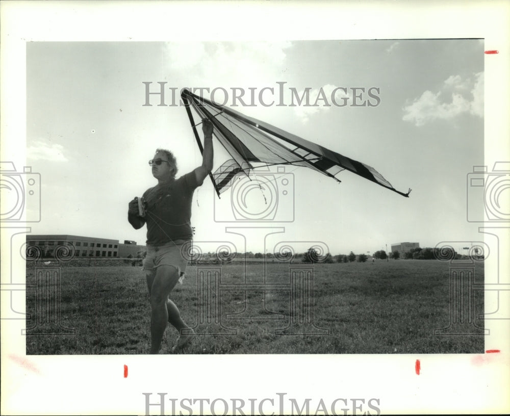 1990 Press Photo Bill Mladenka flies kite in Texas - hca45463 - Historic Images