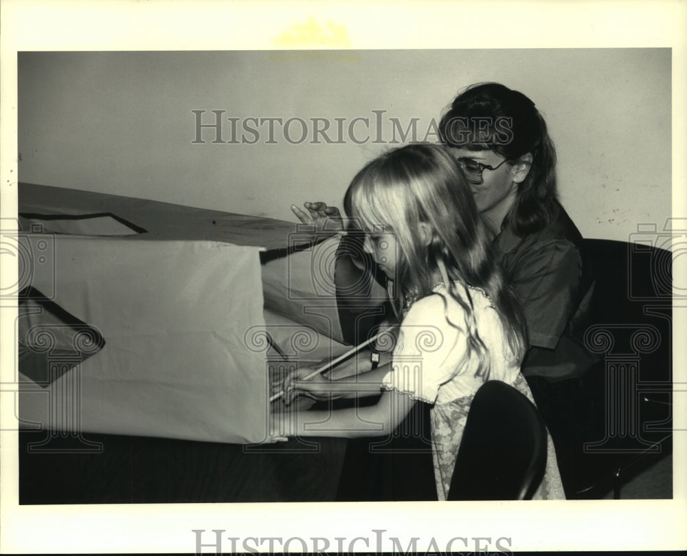 1988 Press Photo Mom &amp; daughter make kite at Houston Museum of Natural Science - Historic Images