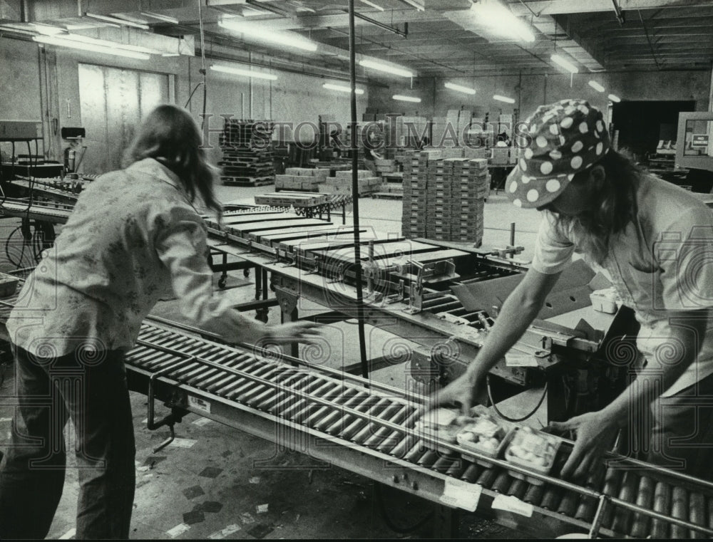 1976 Press Photo Workers at mushroom factory take packages off conveyor - Historic Images
