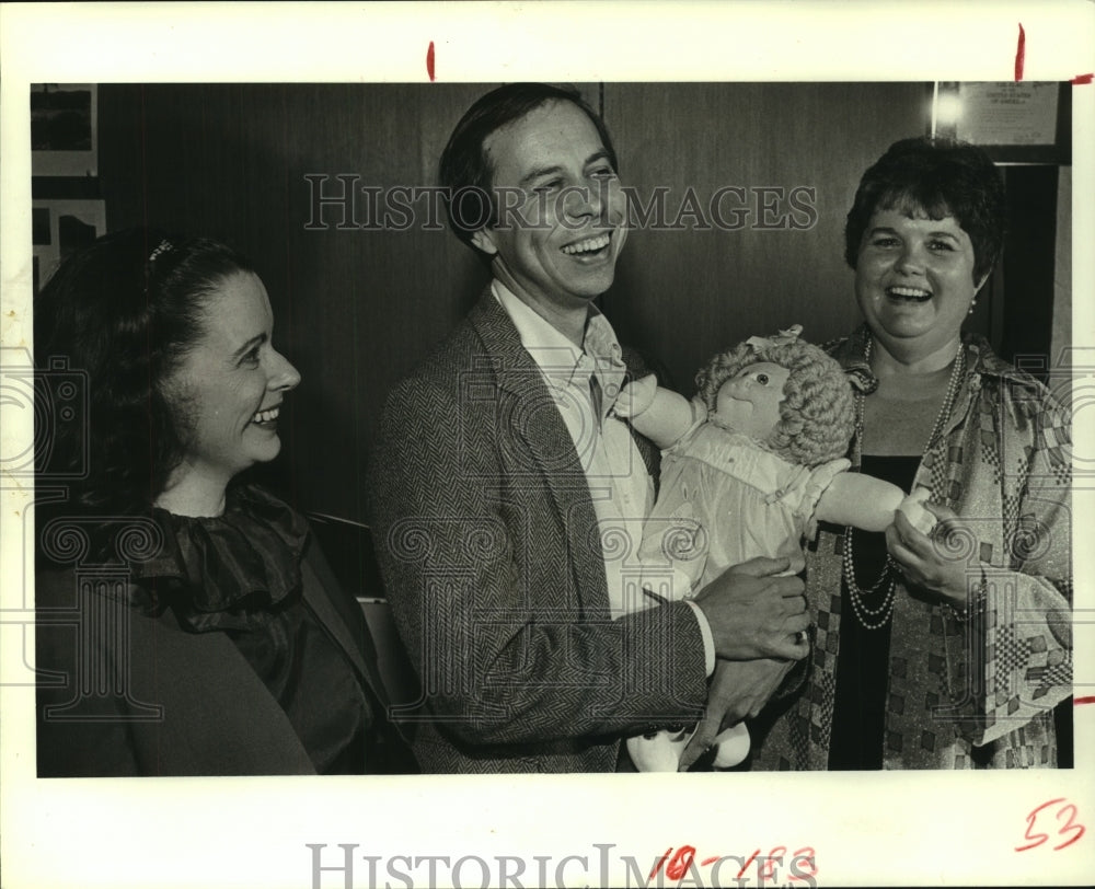 1982 Press Photo Couple holds doll won at TX Museum of Natural Science auction - Historic Images