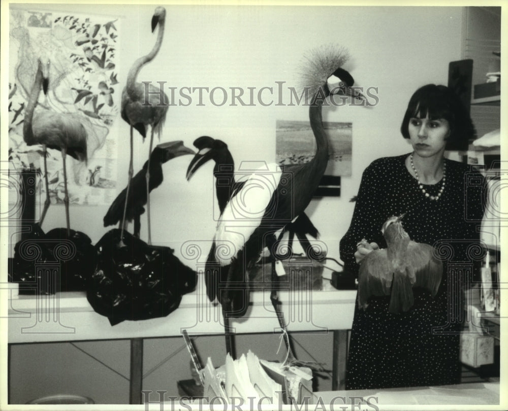 1987 Press Photo Lisa Rebori at "Birds of Africa" display at Houston Museum - Historic Images